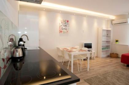 Ilona 2 bedrooms apartment in the center - image 8