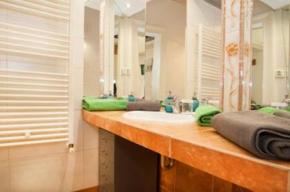 Anastasia 2 bedrooms apartment on Váci utca - image 17