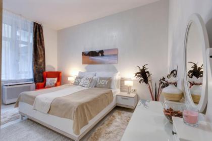 Sweet Dreams at King street Gold - image 1