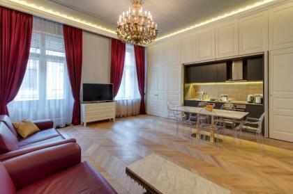 Count Zrinyi Basilica Luxurious Residence - image 1
