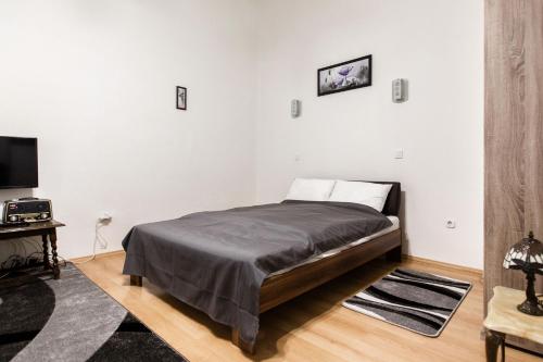 W2 Synagogue Apartment - image 2
