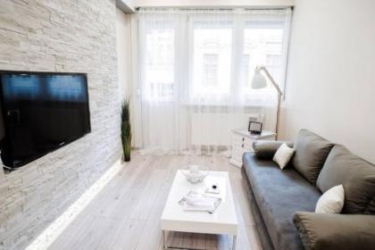 New luxury apartment in the center with A/C - image 3