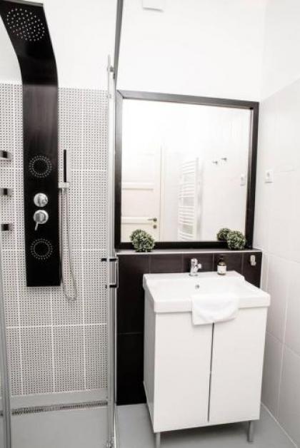 Cute new and stylish apartment in the center - image 20