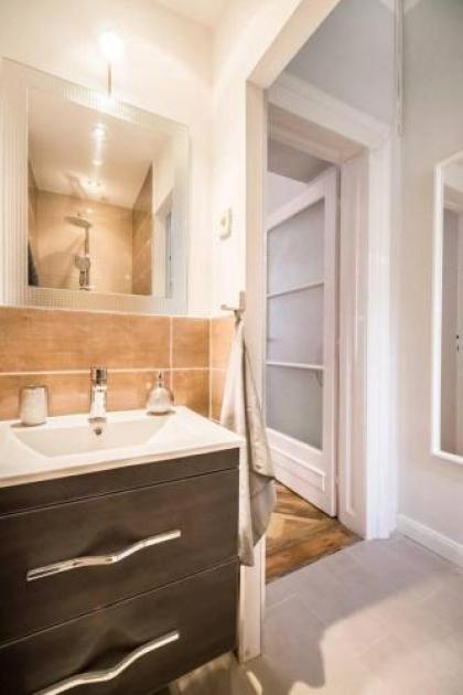 Perfectly located renewed and cozy apartment - image 14