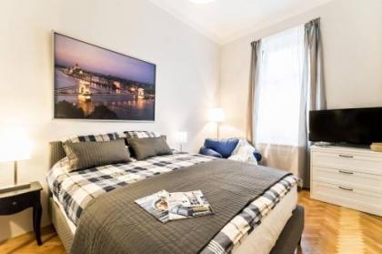Perfectly located renewed and cozy apartment - image 9