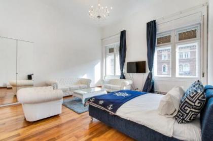 Royale Apartment - image 8