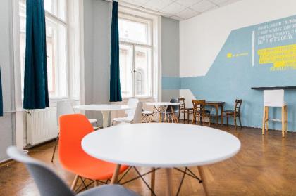 2B Hostel & Rooms - image 2