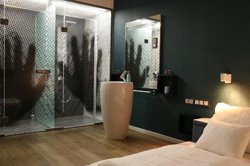 Luxury hideaway in the city center AC Netflix - image 3