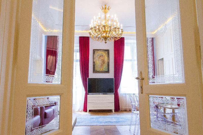 Zrinyi Basilica Luxurious Residence - image 3