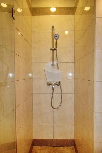 Castle Court Apartment - image 4