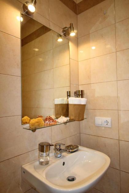 Castle Court Apartment - image 5