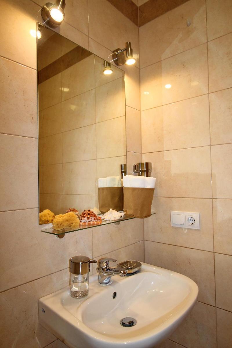 Castle Court Apartment - image 5