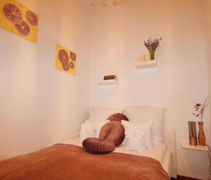 Castle Court Apartment - image 8