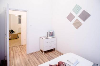 Cosy & Central A/C apartment - image 11