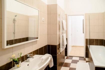 Cosy & Central A/C apartment - image 18