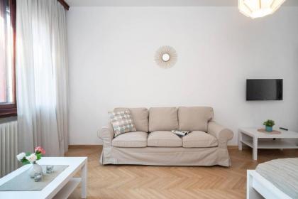 Convenient apartment in the heart of downtown - image 10