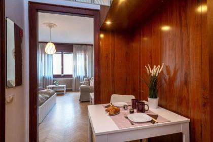 Convenient apartment in the heart of downtown - image 11