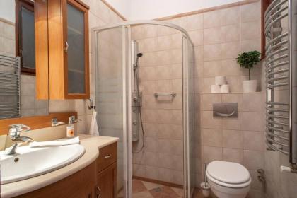 Convenient apartment in the heart of downtown - image 16