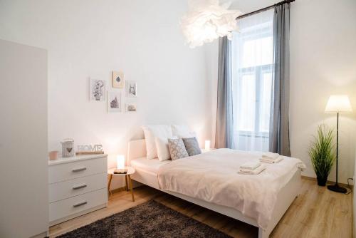 Comfy renewed 3 bedroom apt in center - main image