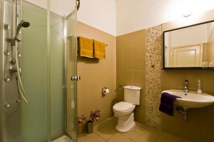 Daphne Deluxe Apartment - image 14