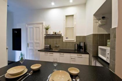 Daphne Deluxe Apartment - image 4