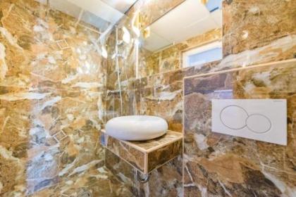 GOLDEN Suite JACUZZI - image 17