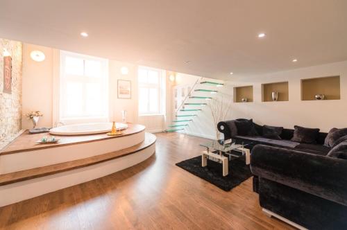 GOLDEN Suite JACUZZI - image 3