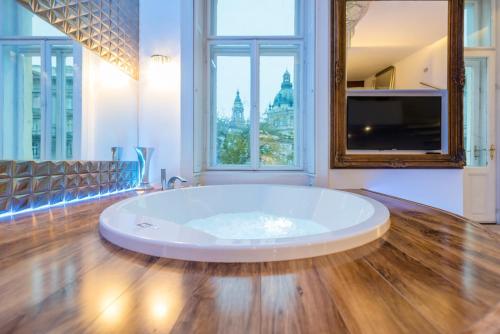 VIP SUITE JACUZZI - main image